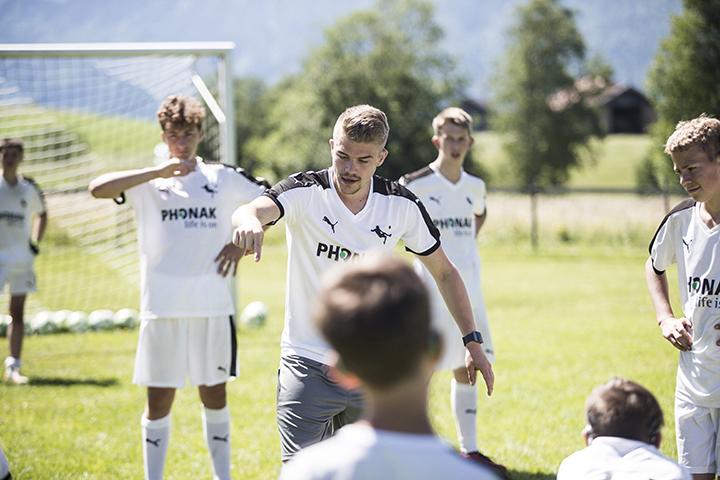 Thirty kids with hearing loss trained a full week with soccer player Simon Ollert at the 2018 Phonak Soccer Camp. Simon Ollert confirms 2019 Phonak Football camp