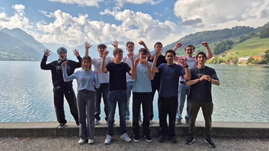 Sonova Berufsbildung - Projektwoche 2026: Gruppenfoto am Sarnersee