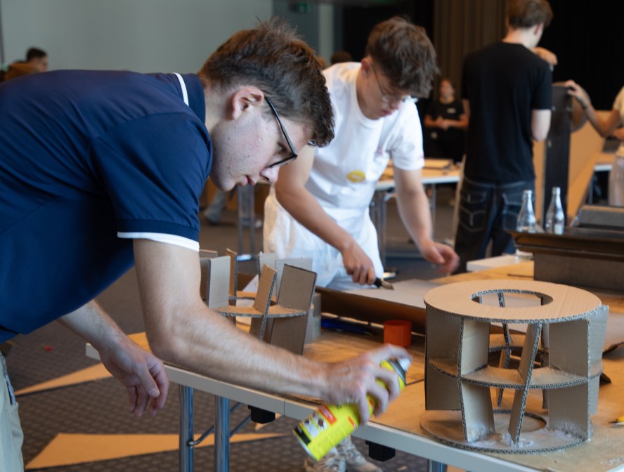 Sonova Berufsbildung: Einführungswoche 2026 - Formel 1 Bauworkshop mit Karton