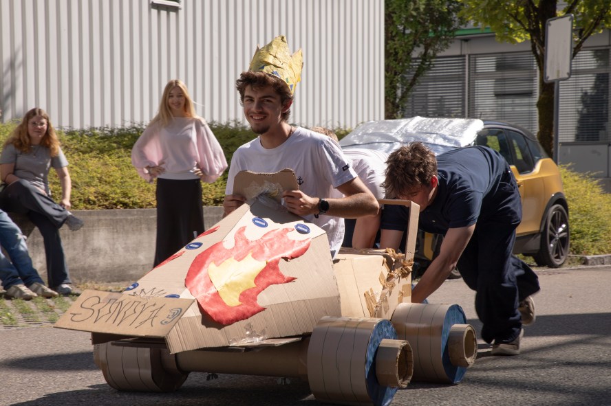 Sonova Berufsbildung: Einführungswoche 2026 - Formel 1 Bauworkshop mit Karton