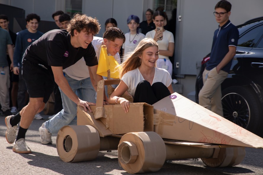 Sonova Berufsbildung: Einführungswoche 2026 - Formel 1 Bauworkshop mit Karton
