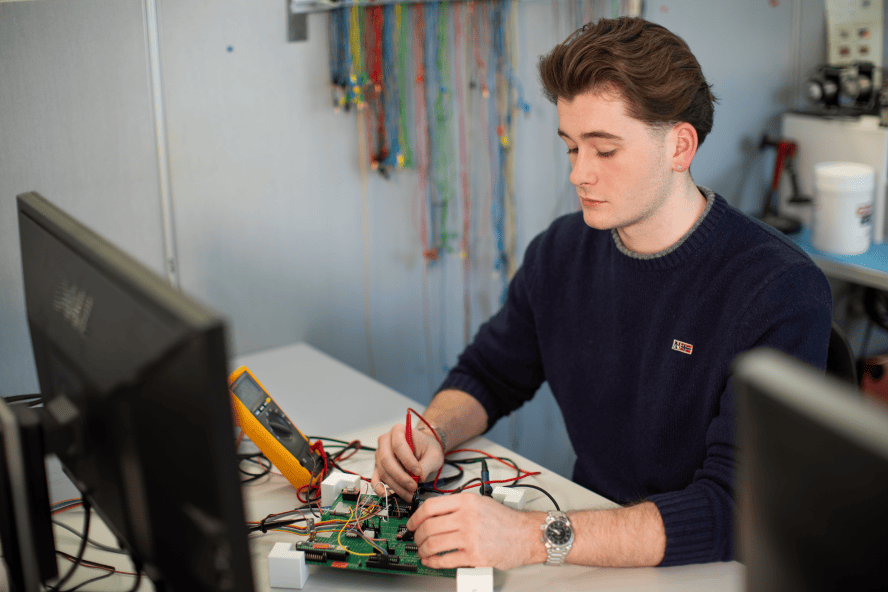 Sonova Berufsbildung: Elektronik-Lernender
