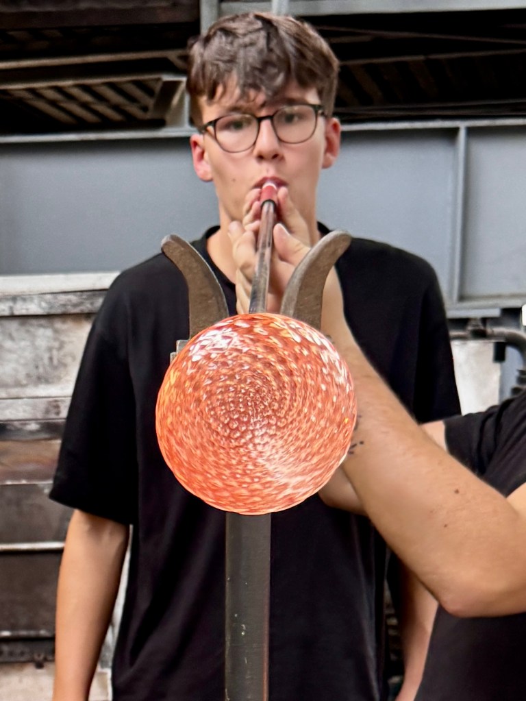 Sonova Berufsbildung – Projektwoche 2026: Glasi Hergiswil, Museum «Vom Feuer geformt», Glaskugel blasen und Glaslabyrinth