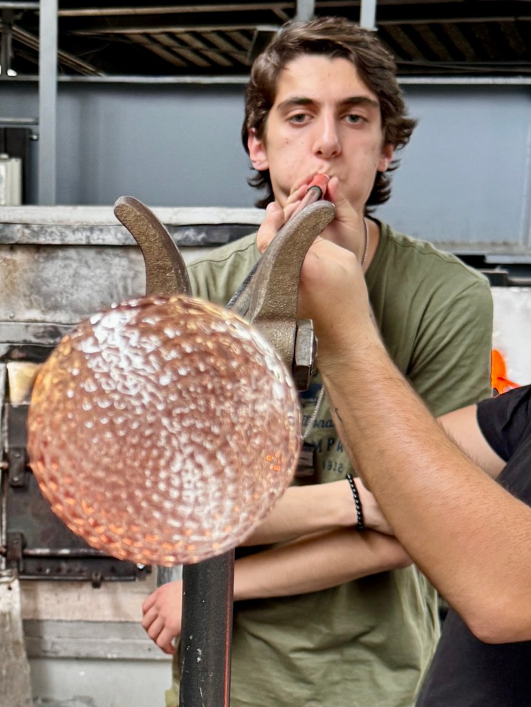 Sonova Berufsbildung – Projektwoche 2026: Glasi Hergiswil, Museum «Vom Feuer geformt», Glaskugel blasen und Glaslabyrinth