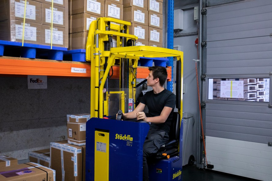 Sonova Berufsbildung: Logistik-Lernender